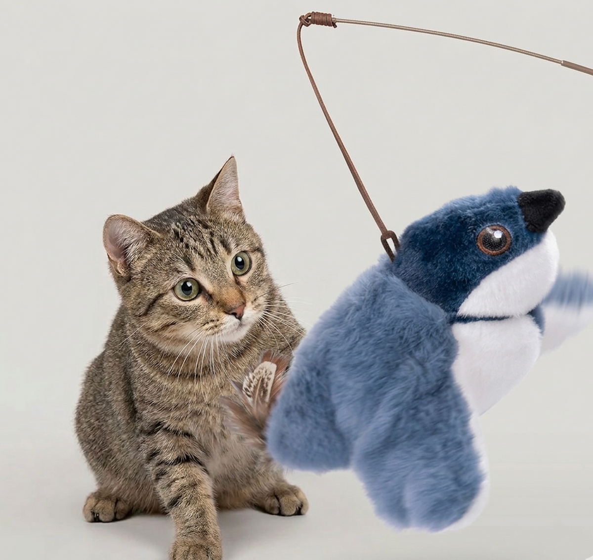 Pájaro con alas móviles para gatos